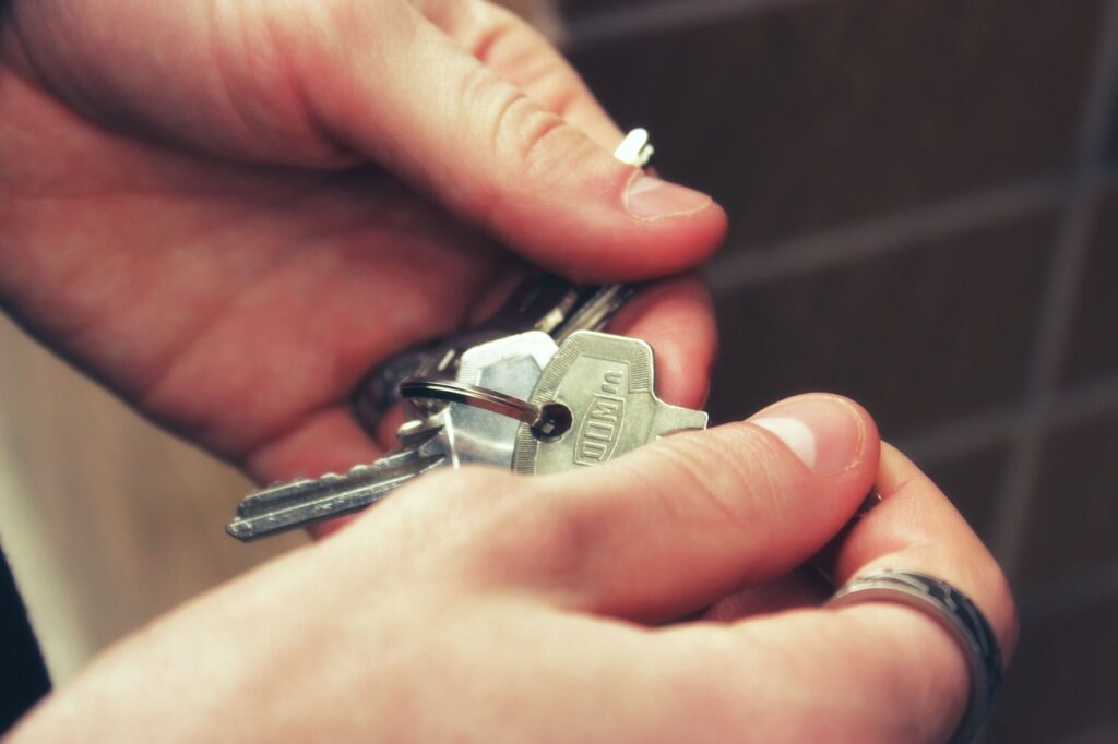 keys, hands, house-2251770.jpg